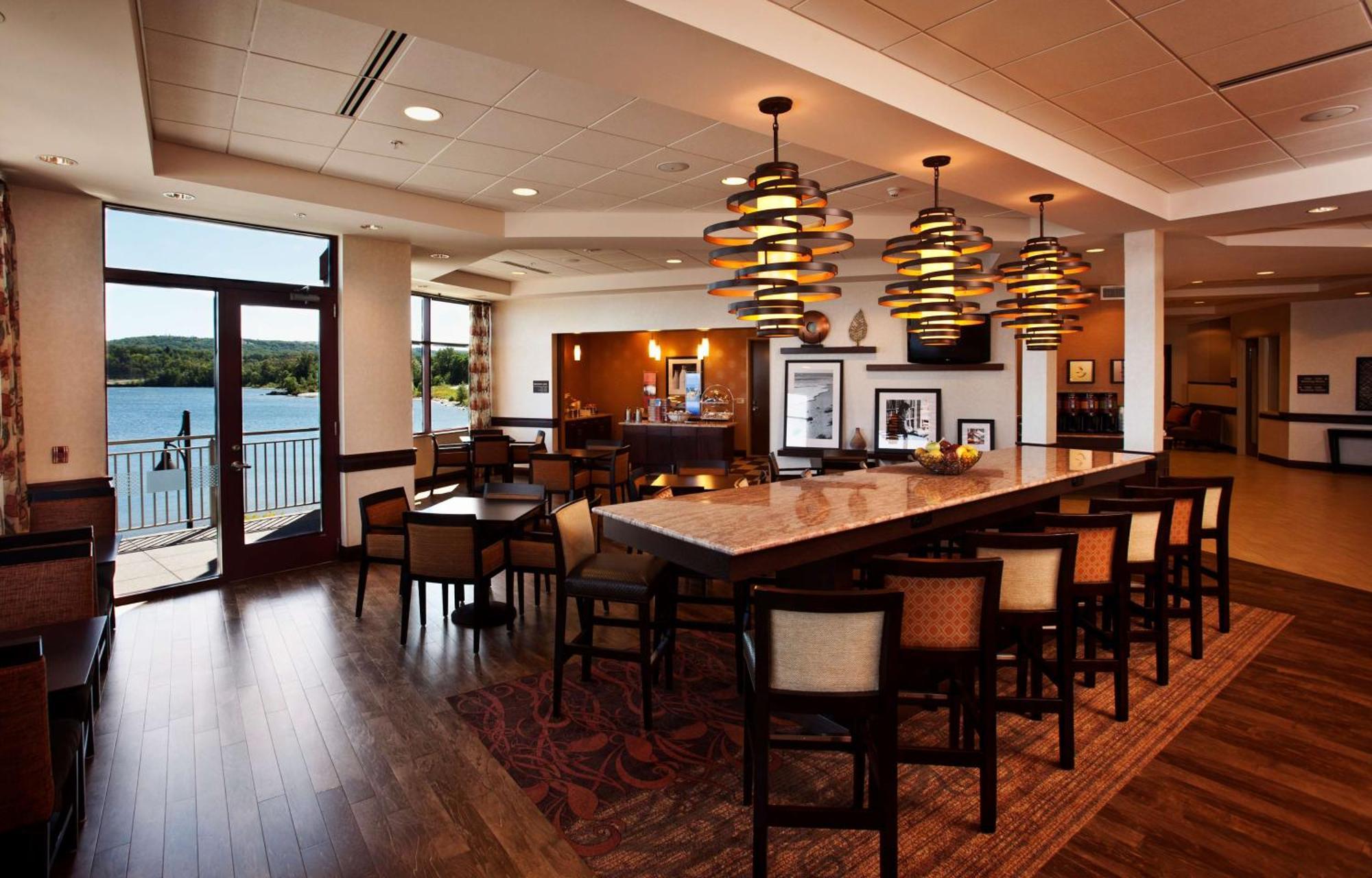 Hampton Inn Marquette-Waterfront Exteriér fotografie